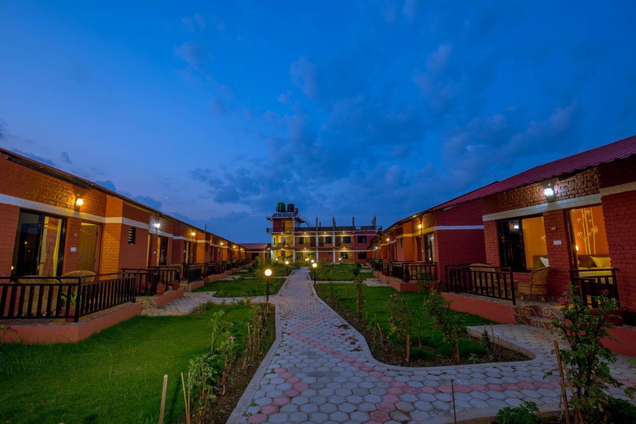 Vision Safari Pvt Ltd Hotel Sauraha Luaran gambar