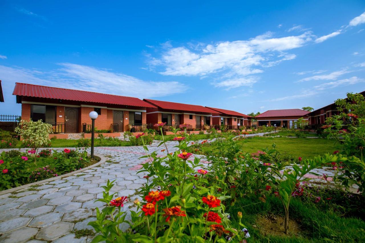 Vision Safari Pvt Ltd Hotel Sauraha Luaran gambar