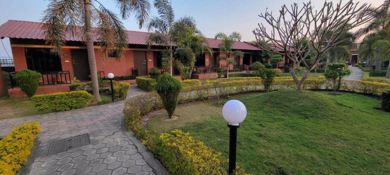 Vision Safari Pvt Ltd Hotel Sauraha Luaran gambar