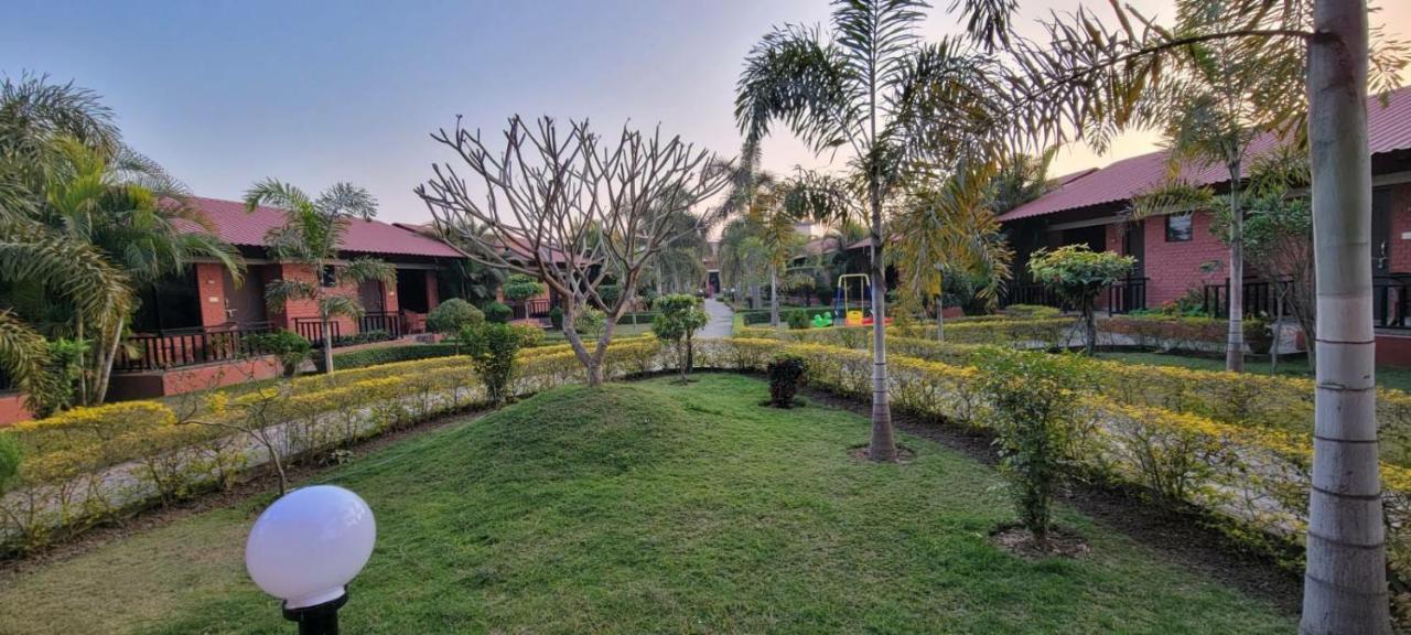 Vision Safari Pvt Ltd Hotel Sauraha Luaran gambar