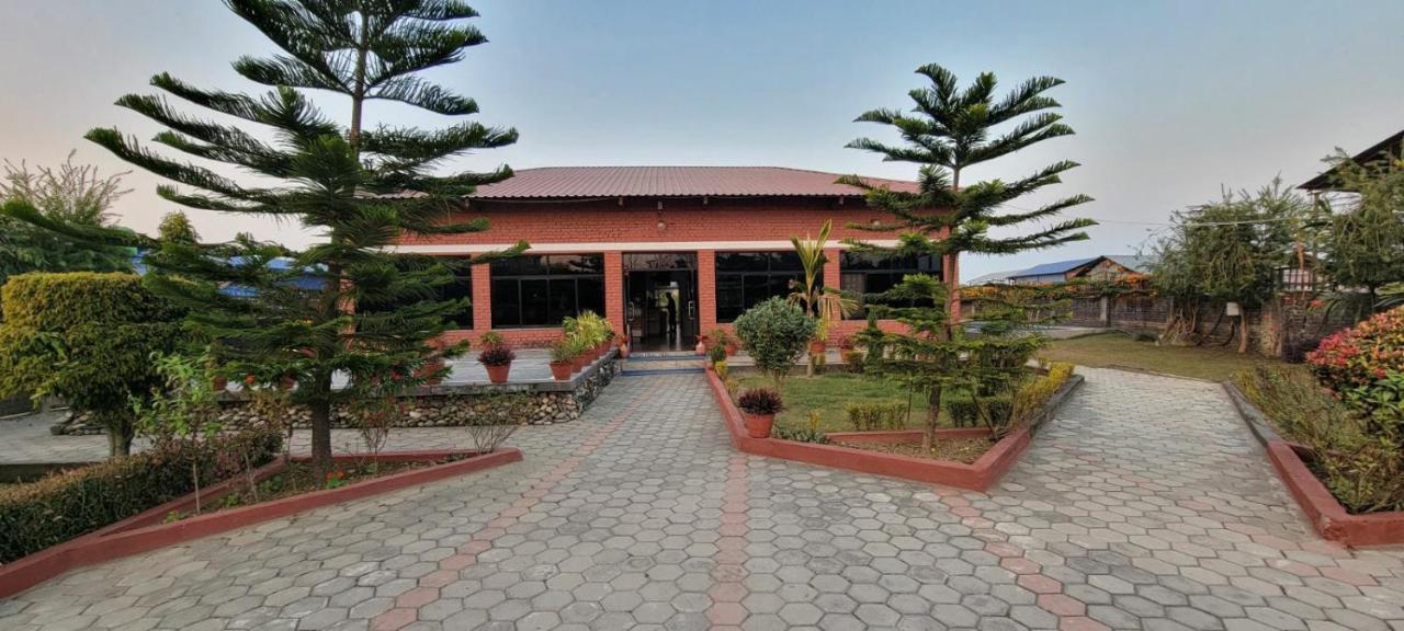 Vision Safari Pvt Ltd Hotel Sauraha Luaran gambar