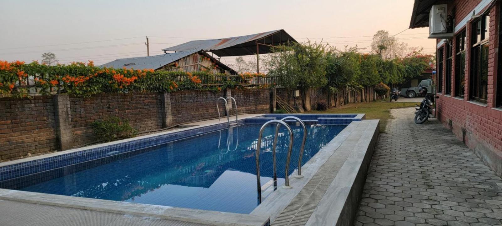 Vision Safari Pvt Ltd Hotel Sauraha Luaran gambar