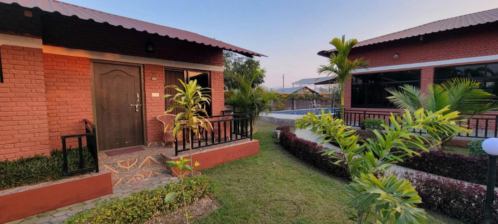 Vision Safari Pvt Ltd Hotel Sauraha Luaran gambar