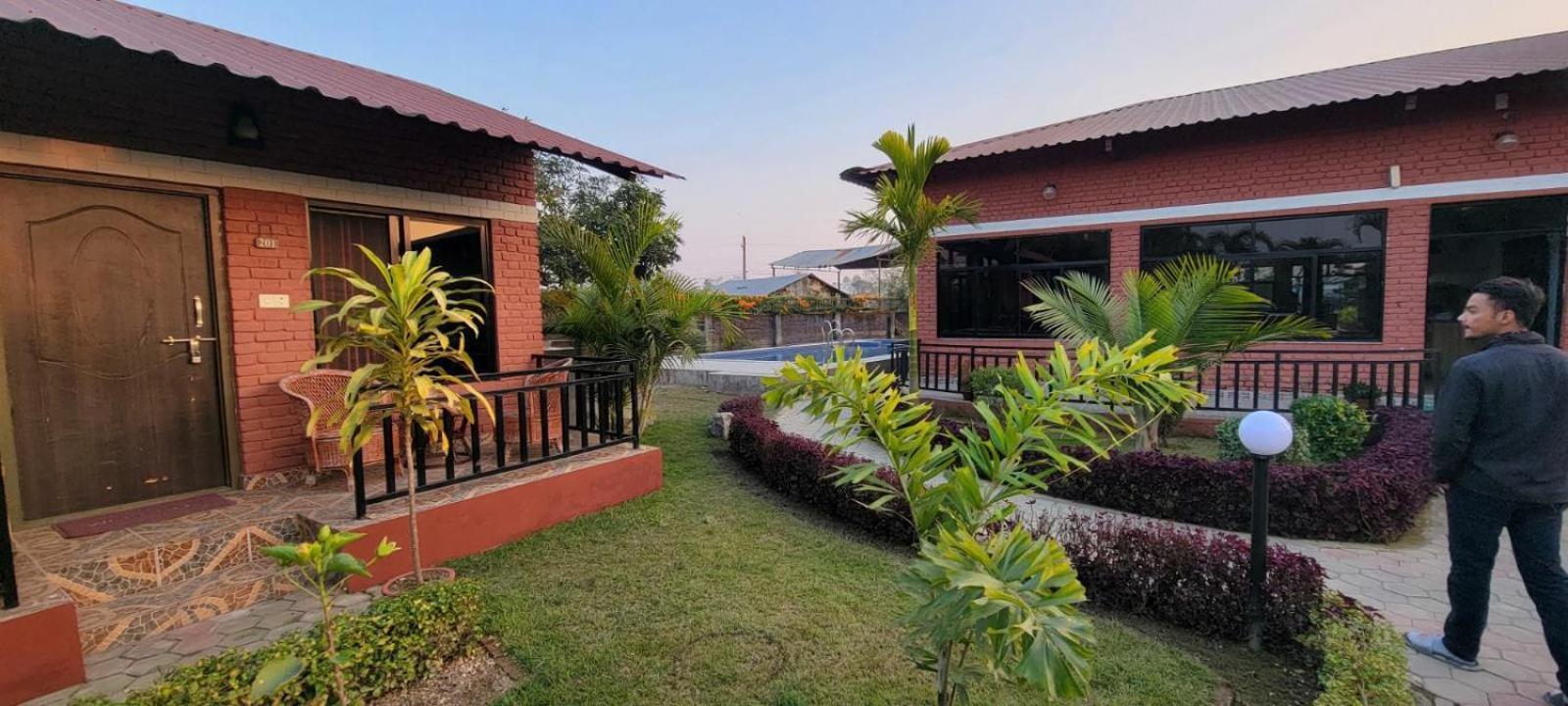 Vision Safari Pvt Ltd Hotel Sauraha Luaran gambar