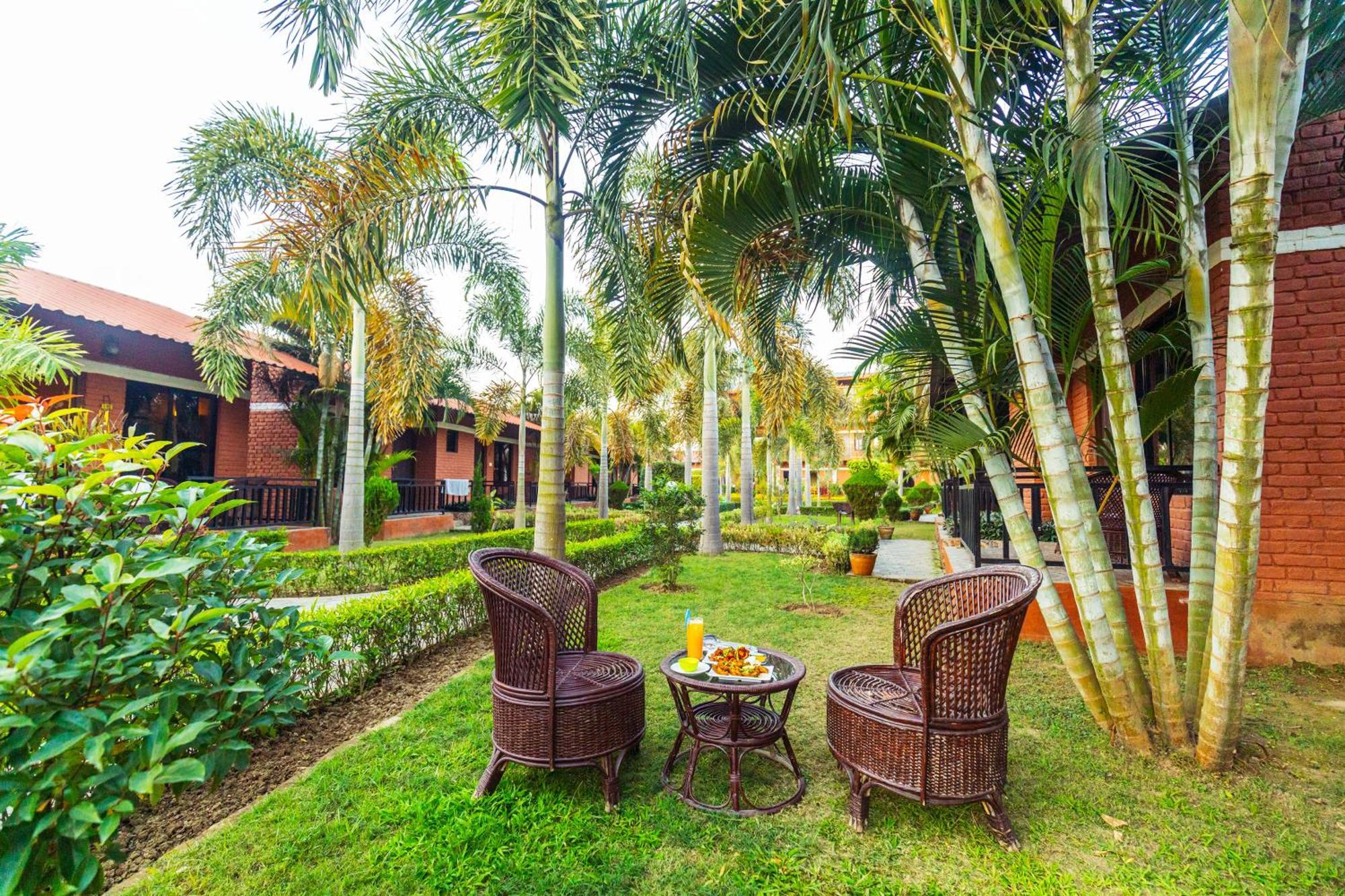Vision Safari Pvt Ltd Hotel Sauraha Luaran gambar