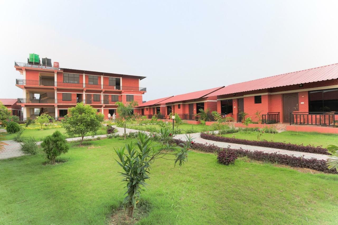Vision Safari Pvt Ltd Hotel Sauraha Luaran gambar