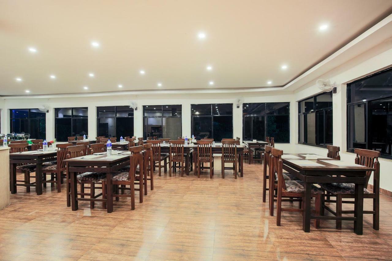 Vision Safari Pvt Ltd Hotel Sauraha Luaran gambar